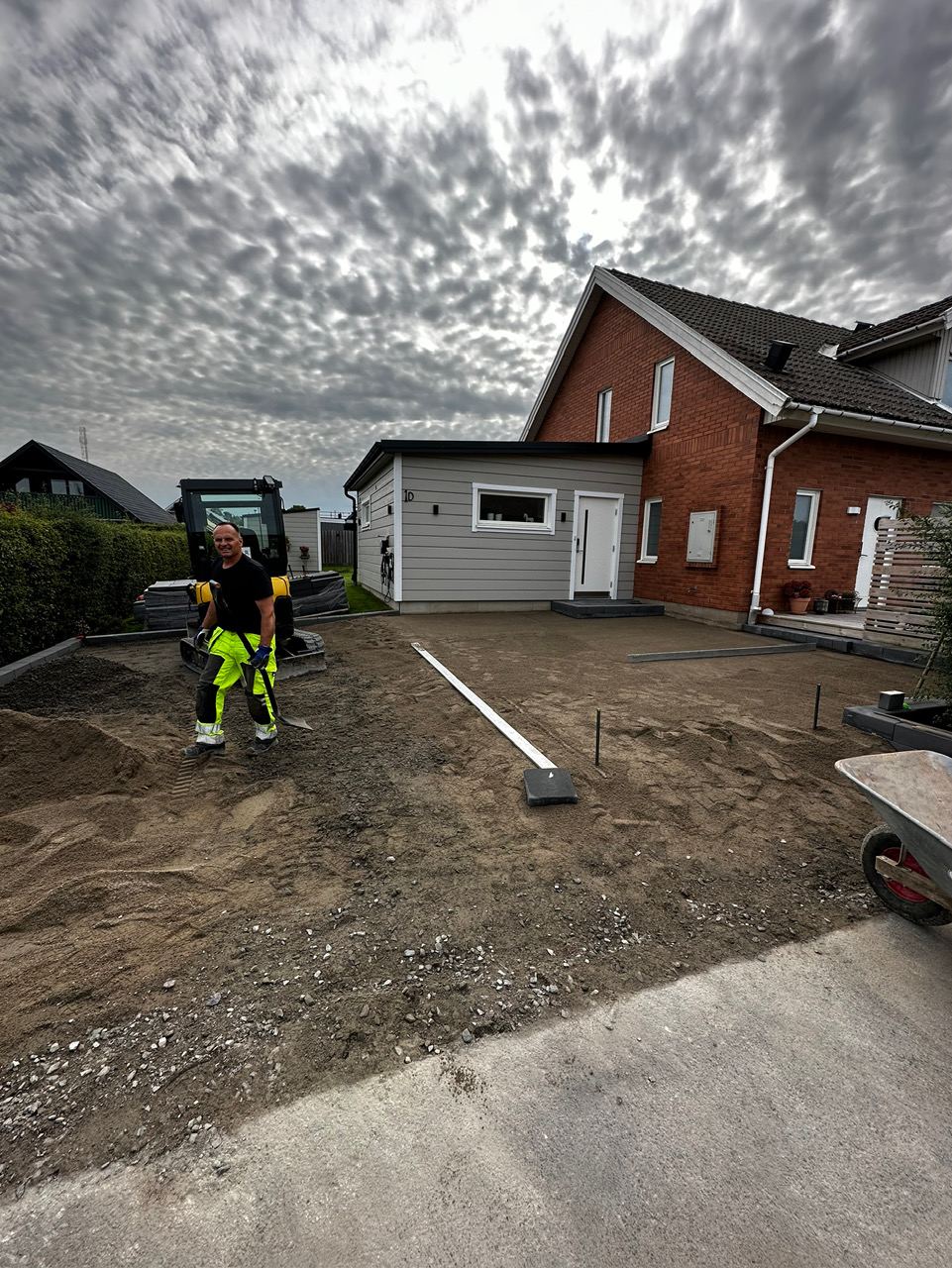 Nordic Groundworks personal förbereder en uppfart för plattsättning