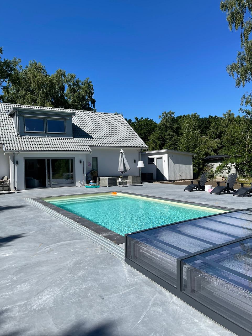 Färdig pool med terrass och uteplats