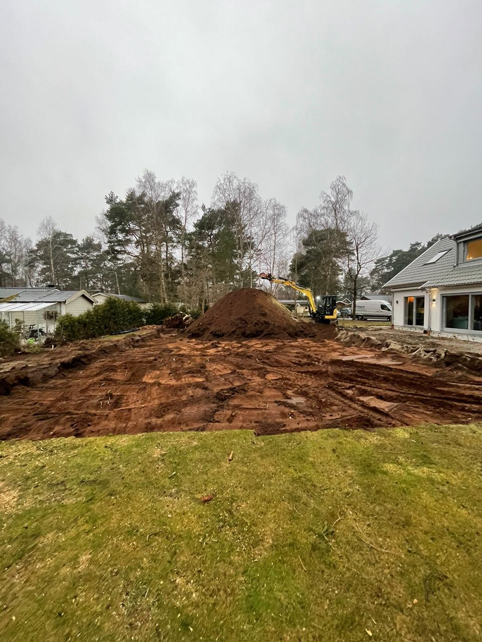 Nylagd uppfart i grå marksten