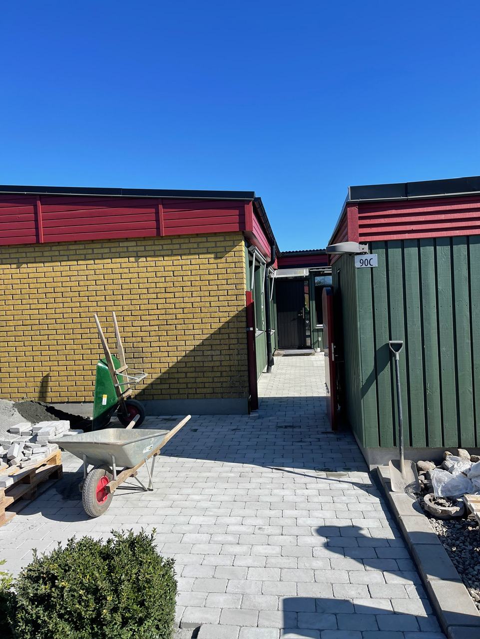Gårdsplan med nylagda plattor
