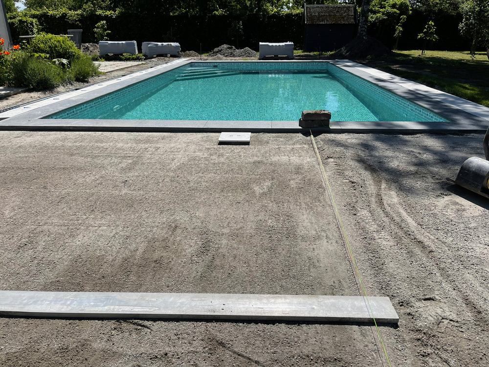 Pool under anläggning med granithällar