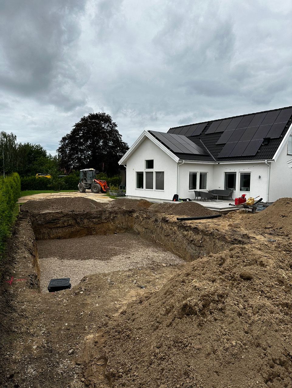 Utgrävd husgrund med släntad schakt