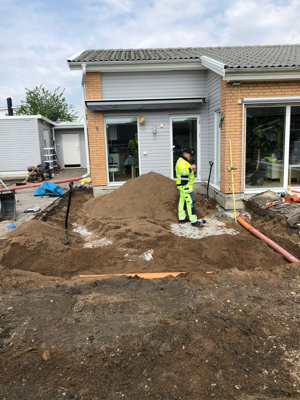 Förberedelse av rörledning i sand inför VA-arbete